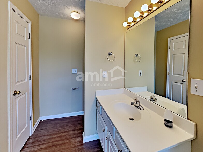 Building Photo - 1305 Carlysle Park Dr
