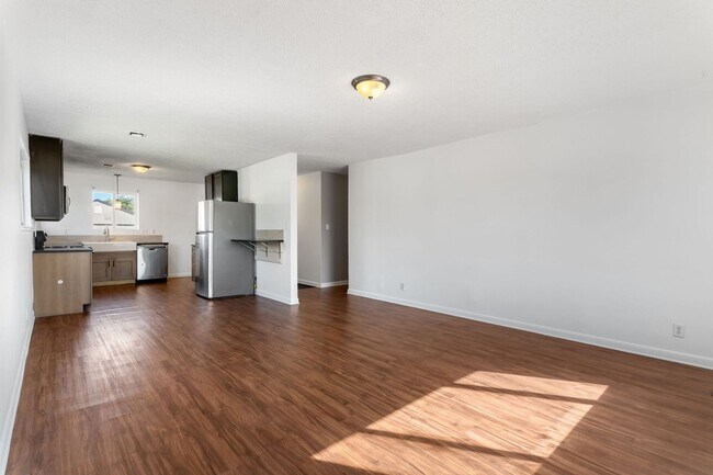 Building Photo - 4BR w/ Driveway Parking near Denver Zoo & City Park