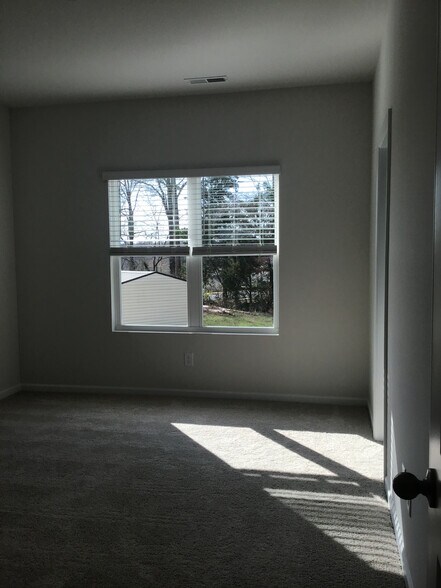 Building Photo - Room in Townhome on Beatty Woods Dr