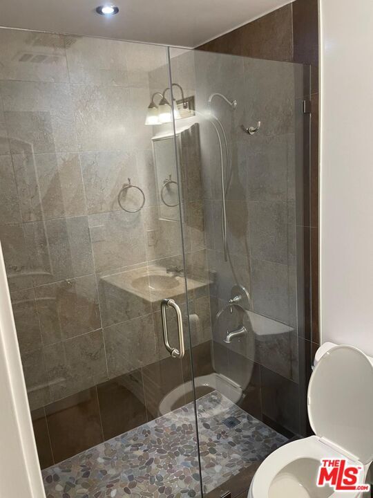 Building Photo - 8010 Longridge Ave