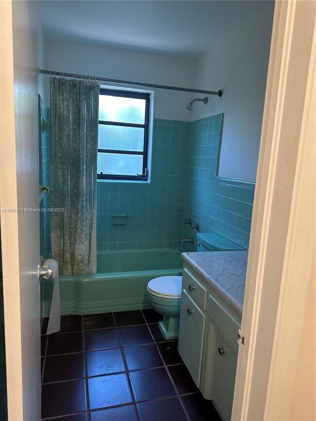 Building Photo - 527 Gerona Ave
