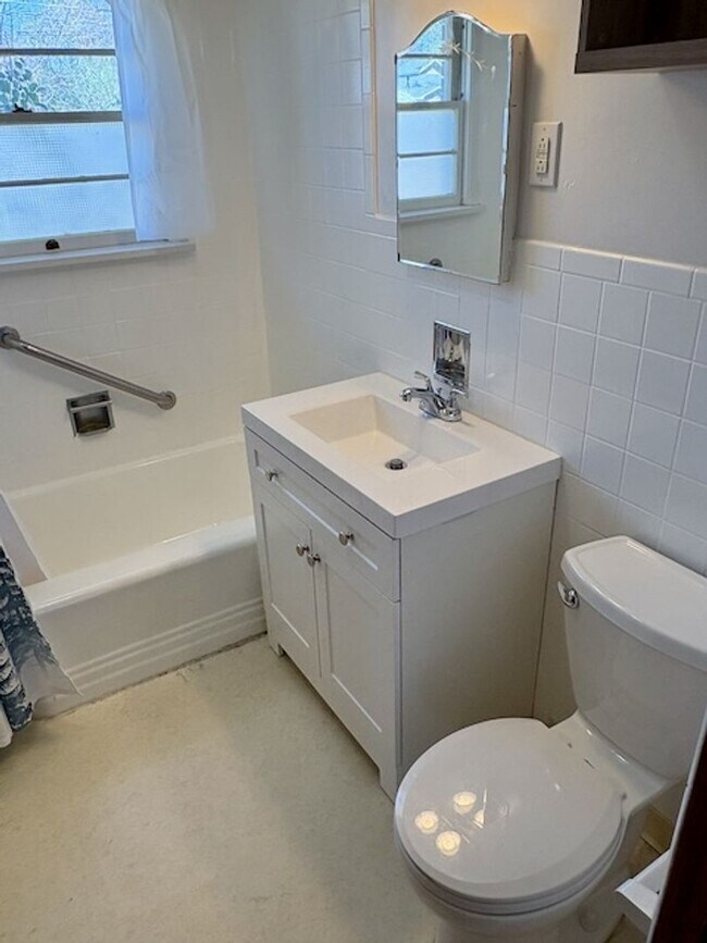 Building Photo - Charming 2 bedroom / 1 bath duplex in the heart of Lafayette