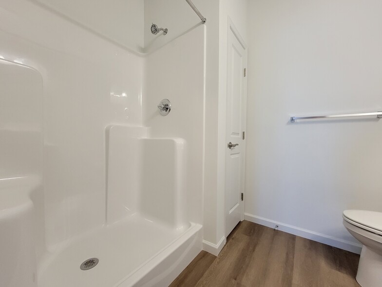 Wright Bathroom - 419 Apartments