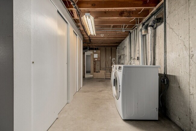 Building Photo - Great 3 Bed 3 Bath Hilltop Home for rent.