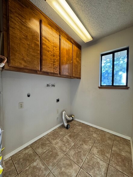 Building Photo - 2672 Sanford Ct