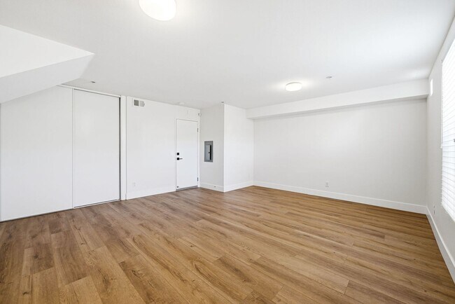 Building Photo - Designer-Upgraded Condo with Loft in Prime Location!