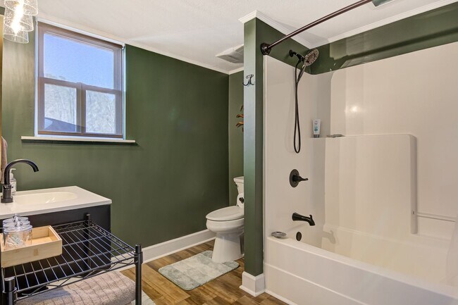 Building Photo - Fully Furnished Modern 3 bedroom Home!