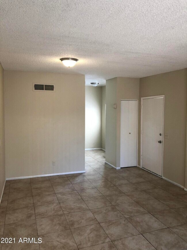 Building Photo - 2808 E Le Marche Ave