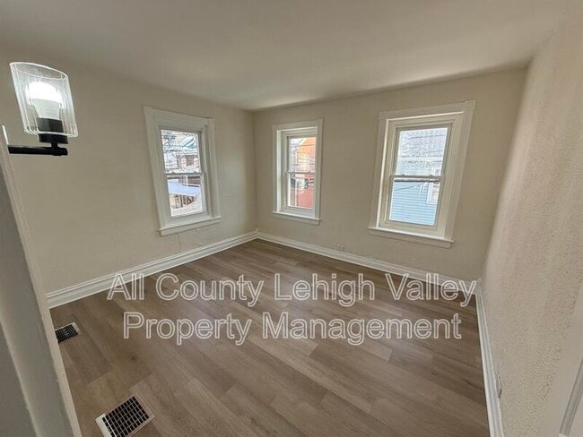 Building Photo - 326 N Fountain St