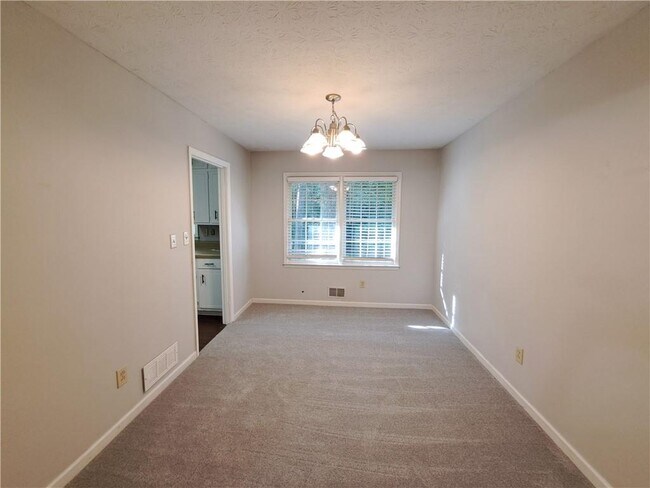 Building Photo - 844 Chandler Dr SW