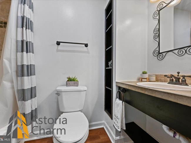 Building Photo - Beautifully Renovated 2-Bed, 1-Bath with P...
