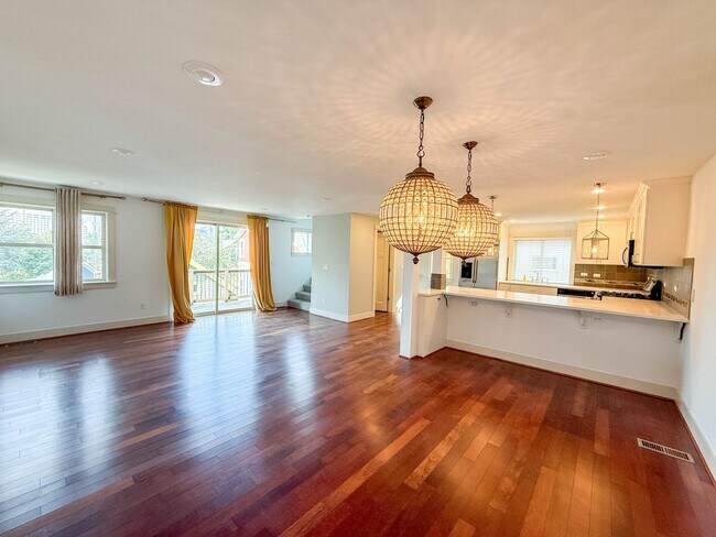 Building Photo - 3Bd/2.5Ba Seattle Townhouse