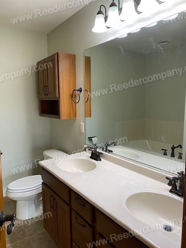 Building Photo - Single level open concept duplex features ...