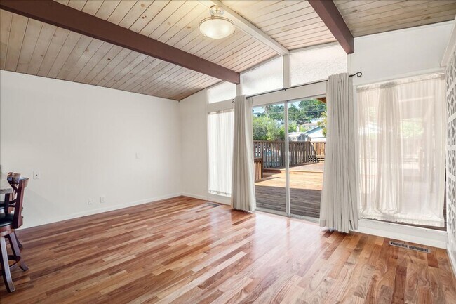 Building Photo - 2209 Thurm Ave