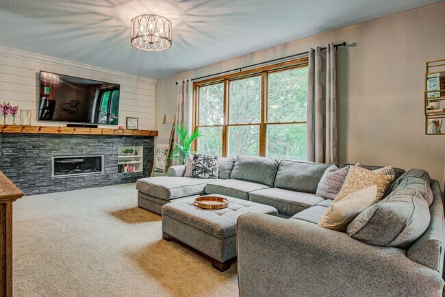 Building Photo - Immaculate 5 Bedroom 4 Bath in Chanhassen - Available August 1st.