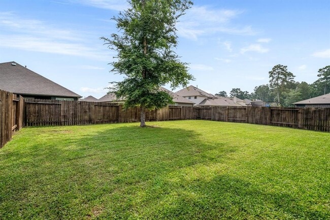 Building Photo - 14261 Lake Lodge Dr