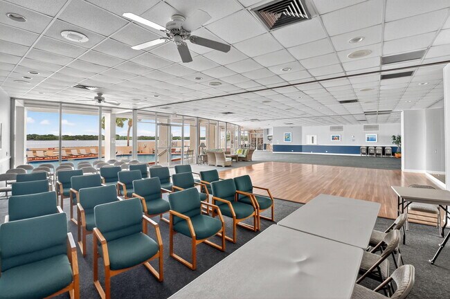 Building Photo - 132 Lakeshore Dr
