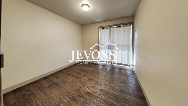 Building Photo - Spacious 4-bedroom home with fully equippe...