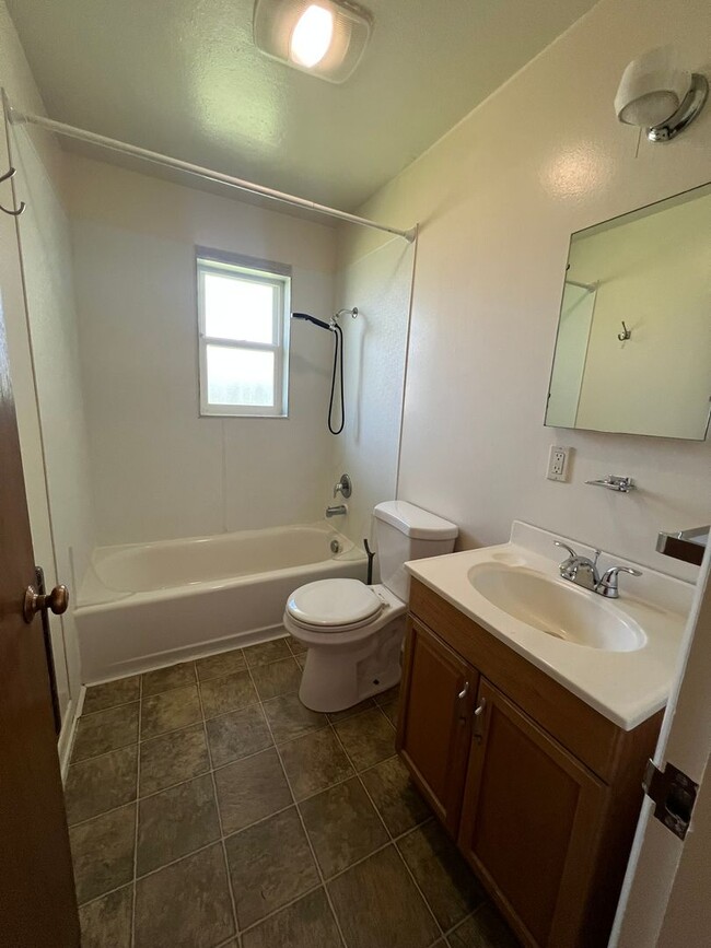 Building Photo - 2 Bedroom, 1 Bathroom Duplex