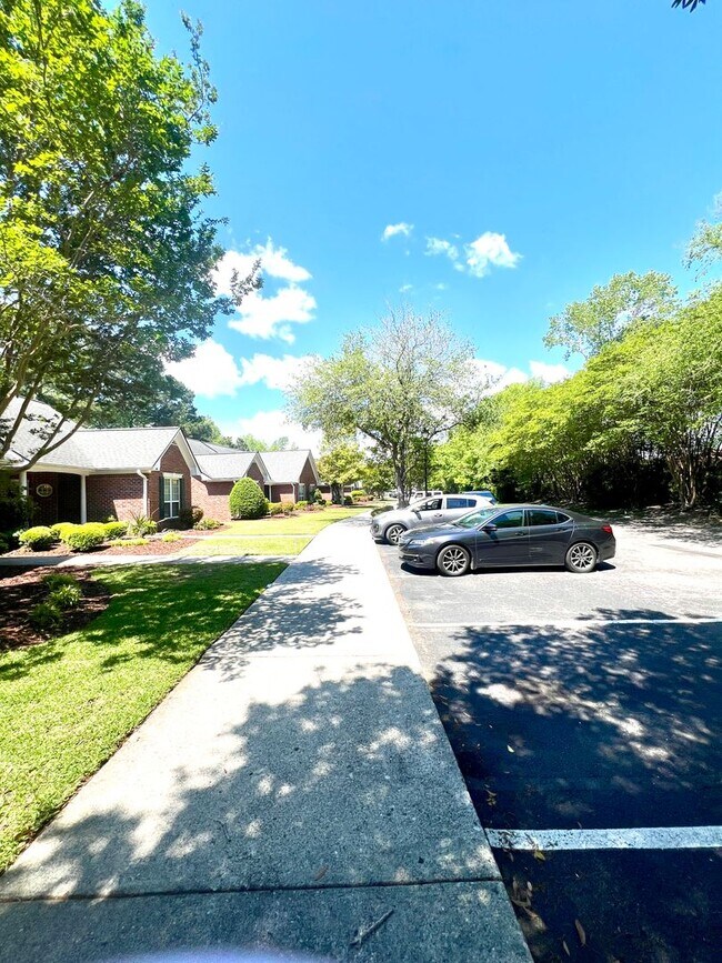 Building Photo - 1600 Sturdivant Dr