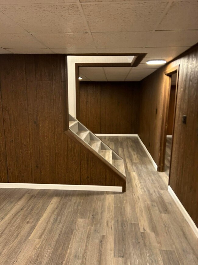 Building Photo - 233 N Fanelle Ave