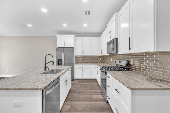 Building Photo - Modern 3 Bedroom Townhome!!