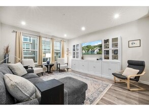 Building Photo - 775 Roselyn Dr