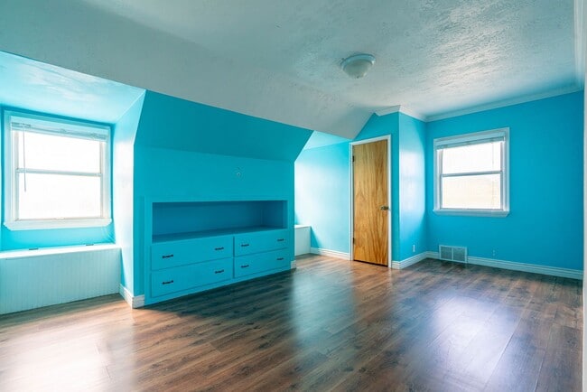 Building Photo - 10th Street