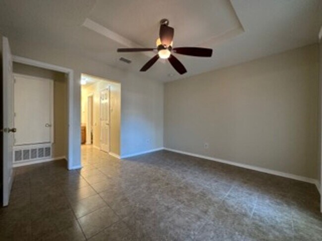 Building Photo - 5812 Falcon Crest Dr 76017