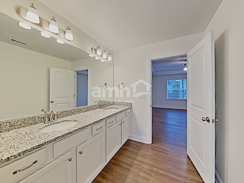 Building Photo - 444 Charity Ln