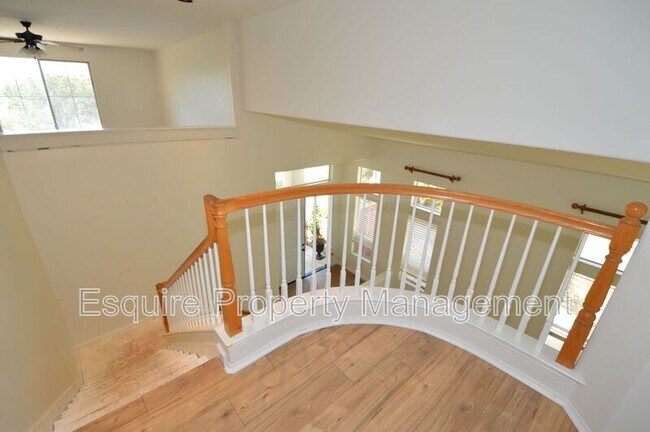 Building Photo - 658 Avenida Valencia
