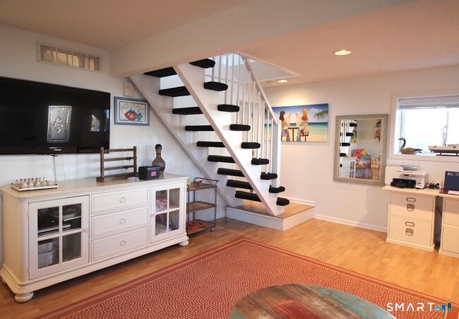 Building Photo - 147 Captains Dr