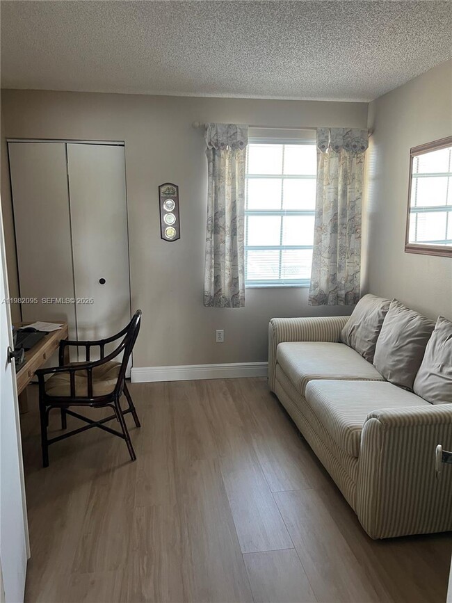 Building Photo - 2525 SE 19th Pl