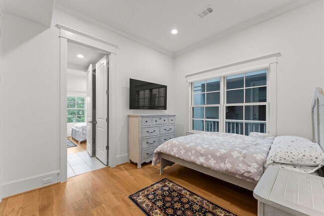 Building Photo - 426 Marshall St