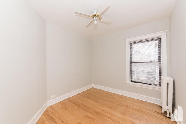 Building Photo - 3 bedroom in Chicago IL 60660