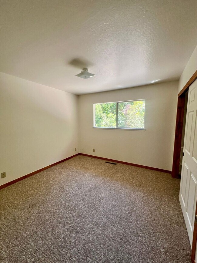 Building Photo - Charming 3 Bedroom 2 Bath home with large ...