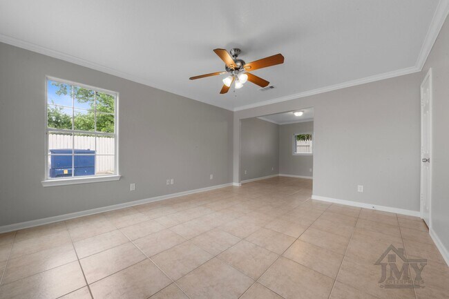 Building Photo - Duplex For Lease