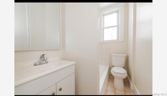 Building Photo - 959 Van Nest Ave