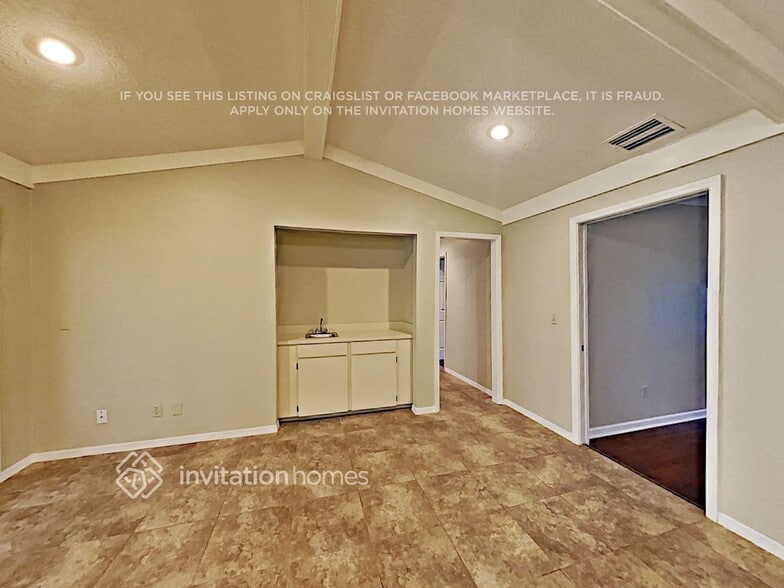 Building Photo - 622 S Sweetwater Blvd