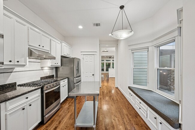 Building Photo - 1537 Alexander St