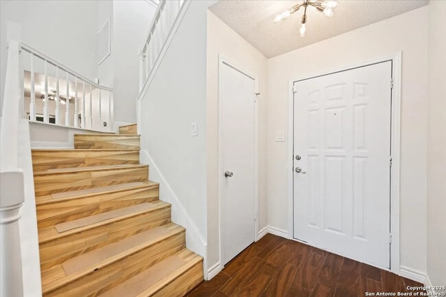 Building Photo - 10133 Sandyglen