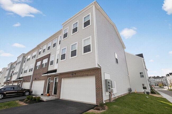 Building Photo - Beautiful 3 Bedroom, 2.5 Bath Bridgeport Townhome!