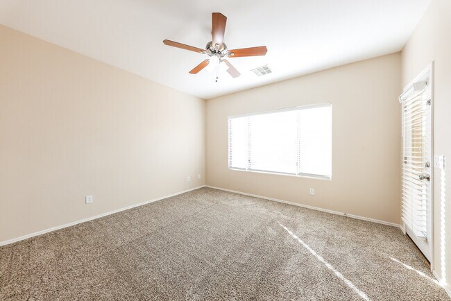 Building Photo - 15629 W MacKenzie Dr