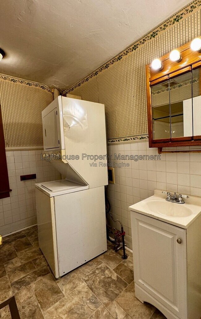 Building Photo - 1382 Park St