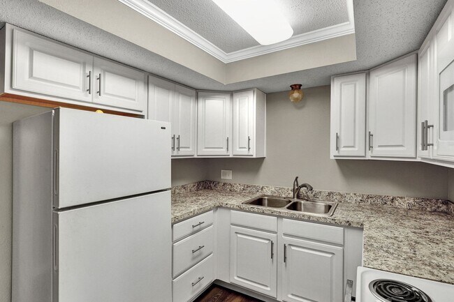 Building Photo - Move in ready 2 bedroom/ 1 bathroom condo!