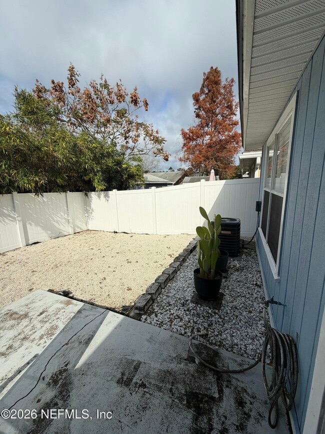 Building Photo - 286 Main St