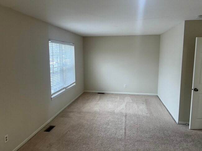 Building Photo - 690 Zachary Dr