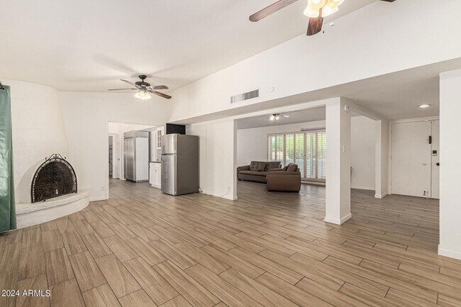 Building Photo - 7667 E Cactus Rd