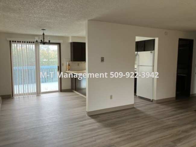 Building Photo - Valley 3 BR/1.5 bath duplex + garage + fen...