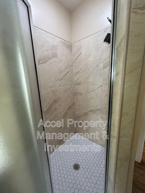 Building Photo - 1008 W La Pointe Ave